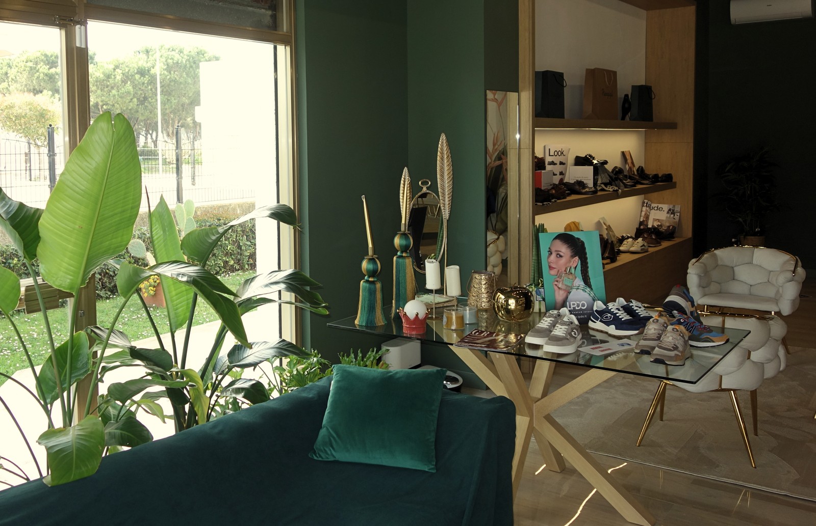 Interno negozio Piergigli — ambiente elegante con divano verde e scaffali