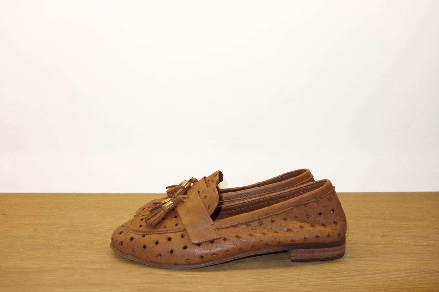 Mocassino traforato con nappine dorate cuoio