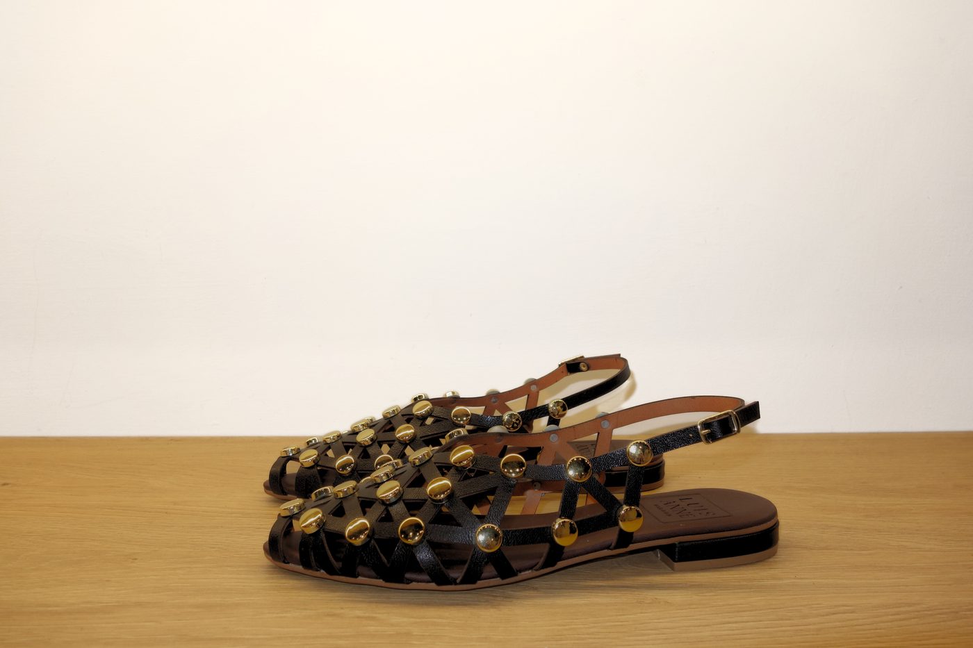 Sandalo piatto con borchie dorate