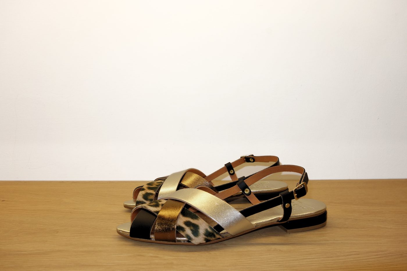 Sandalo piatto fasce incrociate laminato e leopardo