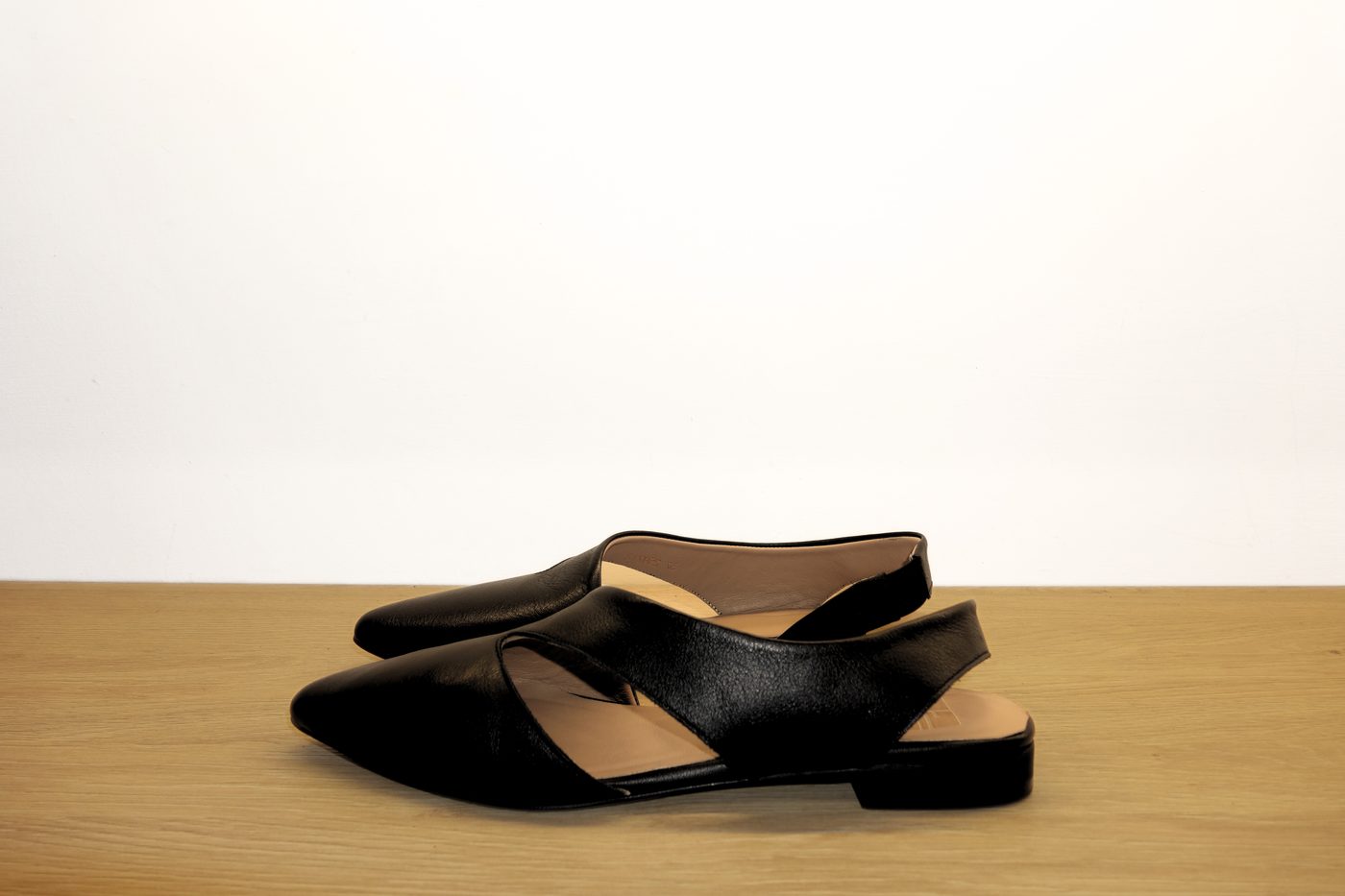 Slingback punta affilata taglio a V nera