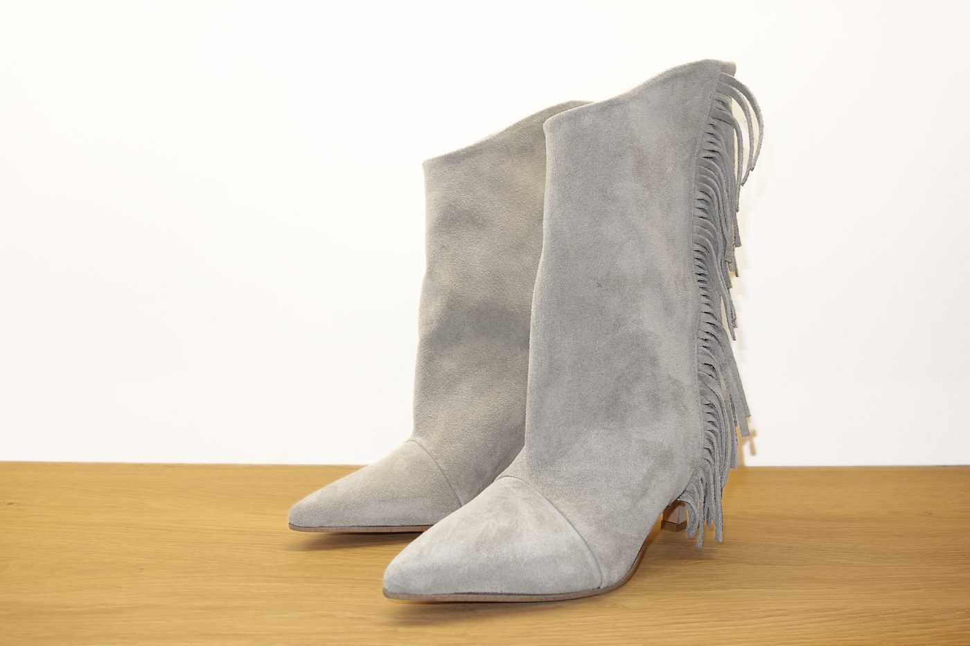 Stivale grigio camoscio con frange
